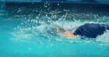 Kavramsal spor, güreş, kazanma isteği, aktif yaşam tarzı. Kadınları havuzda eğiten profesyonel bir yüzücü arkada yüzme modu oluşturur. Spor havuzu yüzme, profesyonel yüzücü..