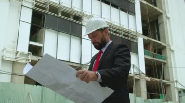 Bir mühendis, inşaat alanındaki müteahhit, çok katlı binaların Hi-Rise 'deki çizimlerini hangi aşamada kontrol ediyor. 4K