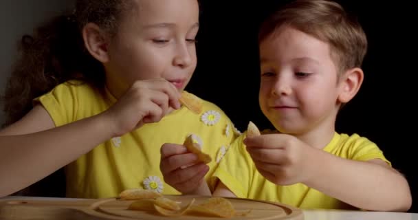 Copii Drăguți Amuzanți Băieți Fete Mănâncă Chipsuri Cartofi Copii Iau — Videoclip de stoc