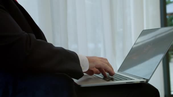 Homme d'affaires travaillant sur ordinateur portable dans le hall du bureau. Homme professionnel Gros plan mains homme d'affaires tapant sur le clavier de l'ordinateur portable au travail dans le bureau. — Video