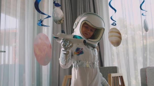 Fantasie kind astronaut vliegen in ruimteschip.Ruimte vrouw vorm van ruimte held in pak hommel astronaut verovert de ruimte in haar kinderkamer, interieur opgehangen aan planeten.Creatieve ruimtewandeling dromer. — Stockvideo
