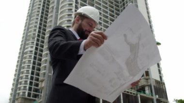 Mühendis, inşaat alanındaki müteahhit çok katlı binaların çizimlerini ne aşamada kontrol ediyor..