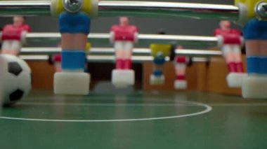 Profesyonel Futbolcular gol atmak için paslarını oynuyorlar. Uluslararası Şampiyonada Etkileyici Profesyonel Maç.