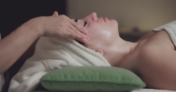 Обличчя Масаж в салоні краси. Догляд за тілом, догляд за шкірою, здоров'я, благополуччя, концепція лікування краси. Повільний рух 4K UHD Spa масаж обличчя. Краса Лікування . — стокове відео