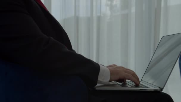 Homme d'affaires barbu sérieux travaillant sur ordinateur portable dans le hall du bureau. Homme dactylographie professionnelle sur clavier d'ordinateur portable au travail dans le bureau. Portrait homme d'affaires positif regardant écran d'ordinateur portable à l'intérieur — Video