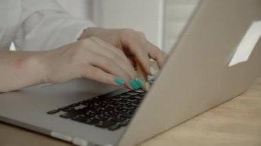 İş kadını profesyonel kullanıcı ellerinin dizüstü bilgisayarda klavye kullanarak bilgisayar başında oturması bilgisayar yazılımları uygulamaları teknoloji konseptiyle online çalışması, yan görünümü kapatması..