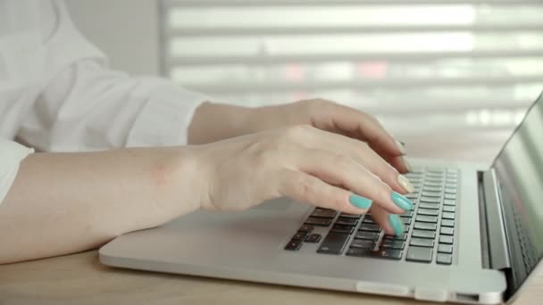 Női kéz az üzletasszony professzionális felhasználó munkavállaló gépelés laptop notebook billentyűzet ülni otthon irodai íróasztal dolgozik online PC szoftver alkalmazások technológiai koncepció, közelkép oldalnézet. — Stock videók