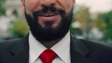 Bir adamın yüzünün yakın çekimi, sakallı yaşlı bir adamın portresi, yüzünün alt kısmı yakın plan, sokakta duran bir iş adamının kafası, kameraya bakıyor, yavaş çekim..
