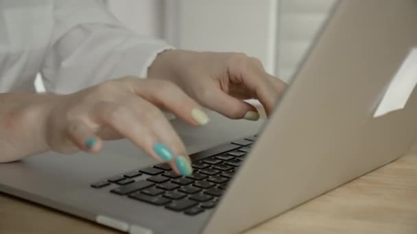 ビジネス女性の女性の手プロのユーザー労働者ノートパソコンのノートパソコンのキーボードの入力を使用して自宅のオフィスのデスクでは、 PCのソフトウェアアプリの技術コンセプトでオンラインで作業し、閉じる側のビュー. — ストック動画