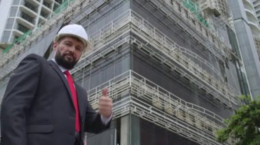Sonuç mühendisinin kameraya gülümseyen, inşaatçı ve tasarımcı olarak bakması, çok katlı binaların inşaat aşamasının sonuçlarını özetliyor..