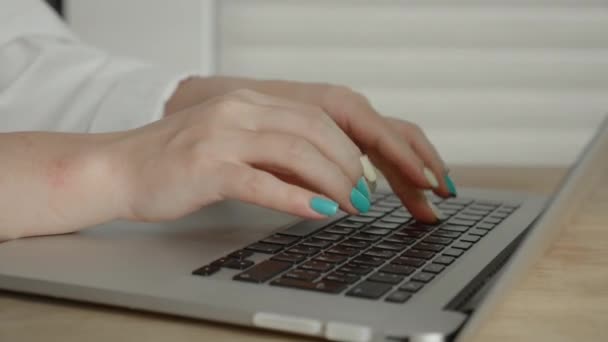 Женщины руки бизнес-женщина профессиональный пользователь работник с помощью ввода на ноутбуке клавиатура сидеть на домашнем столе офиса, работая в режиме онлайн с ПК программного обеспечения приложений технологической концепции, закрыть вид сбоку. — стоковое видео