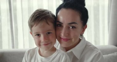 Güzel gülümseyen çocuk, anneye sarıl, kameraya bak. Portre Mutlu aile genç bekar anne koruyucu anne ve tatlı kız kucaklaşması tatlı aşk konsepti