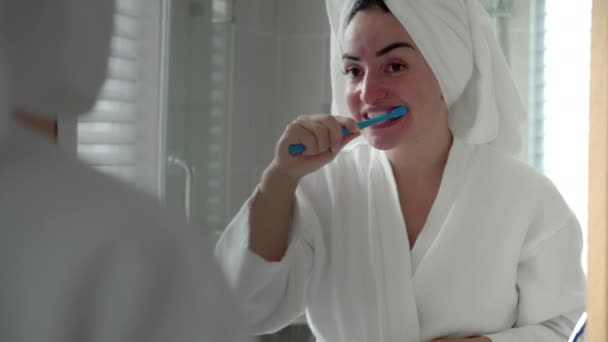 Conceito de Cuidado Oral. Close up Mulher caucasiana Retrato com dente branco olhando espelho isolado em casa. Menina adolescente bonito escovar os dentes no banheiro e sorrindo. Estilo de vida. — Vídeo de Stock