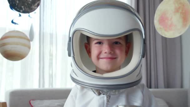 Fantasy Portret dziecka astronauta latający w statku kosmicznym.Kosmiczna forma bohatera kosmicznego w garniturze astronauta trzmiel podbija przestrzeń w pokoju jej dzieci, wnętrze powieszone z planetami.Kreatywny marzyciel spacery kosmicznej — Wideo stockowe