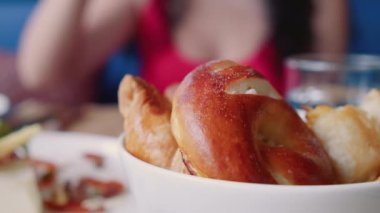 Kadın eli bir parça ekmek alır. Kadın eli, Paskalya ekmekli kek alır. 4K.