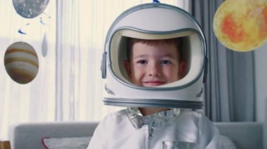 Uzay gemisinde uçan fantezi portresi çocuk astronotu. Uzay kahramanı kılığındaki yaban arısı astronotu çocuk odasındaki boşluğu fetheder. İç mekan gezegenlerle doludur. Yaratıcı uzay yürüyüşü hayalcisi.