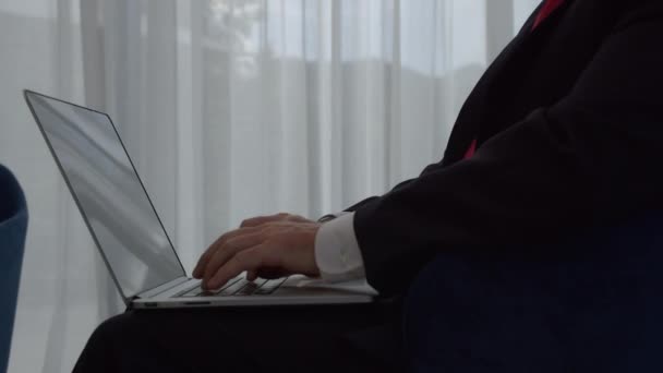 Homme d'affaires travaillant sur ordinateur portable dans le hall du bureau. Homme dactylographie professionnelle sur clavier d'ordinateur portable au travail dans le bureau. Homme regardant écran d'ordinateur portable à l'intérieur — Video