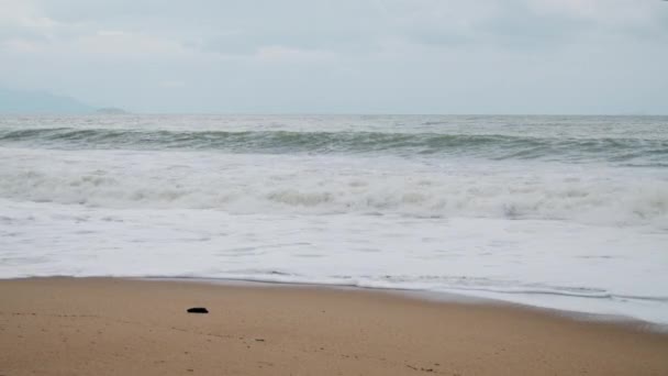 Olas de mar arremolinadas, mal tiempo, olas de marea a la costa. La fuerza de las olas rompiendo el spray de espuma marina. — Vídeos de Stock