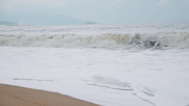 Olas de mar arremolinadas, mal tiempo, olas de marea a la costa. La fuerza de las olas rompiendo el spray de espuma marina. — Vídeos de Stock