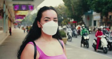 Salgın, sokak insanlarına karşı koruyucu maske takan genç bir turist portresi. covid konsept sağlık ve güvenlik, N1H1 koronavirüs karantinası, ikinci dalga covid virüs koruması