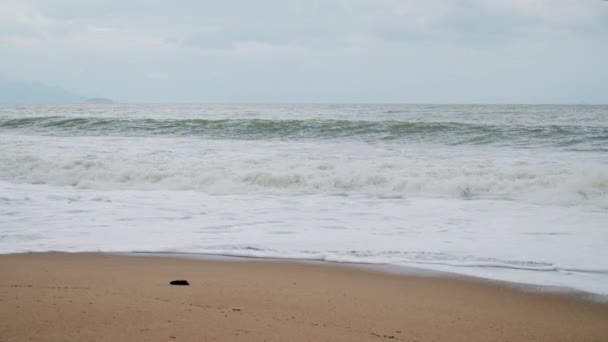 Vířící oceánské vlny, špatné počasí, přílivové vlny k pobřeží. Síla vln láme vodní tříšť mořské pěny.Zpomalený pohyb — Stock video