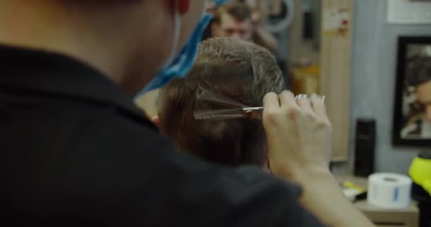 전문적 인 미용사는 고객에게 머리와 수염을 만들어 준다. 이발소에서 수염을 깎고. 이발소에서 일하는 잘생긴 남자 가 이발소에서 수염을 깎고 있다. — 비디오