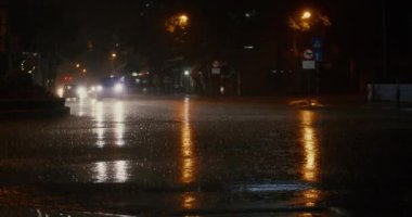 Geceleri kapanış, yaz veya sonbahar yağmurları şehirdeki asfalta düşer, büyük bir su birikintisine dönüşür, caddeyi su basar. Sel, yağmur mevsimi ve şiddetli yağmurdur. Yağmur damlaları yağıyor.
