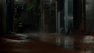 Geceleri kapanış, yaz ya da sonbahar yağmurları asfalta düşer. Vietnam, Asya 'daki yerleşim yerlerinin yakınındaki evlere. Büyük bir su birikintisine dönüşür, sokakları sel basar. Mevsim ve şiddetli yağmurlar.