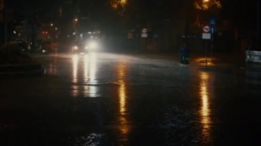 Geceleri kapanış, yaz veya sonbahar yağmurları şehirdeki asfalta düşer, büyük bir su birikintisine dönüşür, caddeyi su basar. Sel, yağmur mevsimi ve şiddetli yağmurdur. Yağmur damlaları yağıyor.