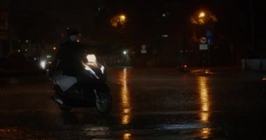 Geceleri kapanış, yaz veya sonbahar yağmurları şehirdeki asfalta düşer, büyük bir su birikintisine dönüşür, caddeyi su basar. Sel, yağmur mevsimi ve şiddetli yağmurdur. Yağmur damlaları yağıyor.
