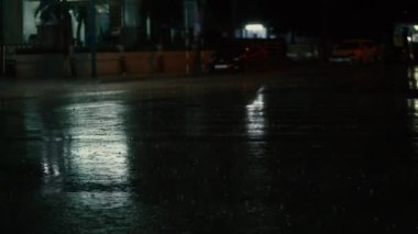 Geceleri kapanış, yaz veya sonbahar yağmurları şehirdeki asfalta düşer, büyük bir su birikintisine dönüşür, caddeyi su basar. Sel, yağmur mevsimi ve şiddetli yağmurdur. Yağmur damlaları yağıyor.