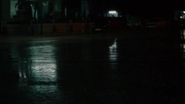 Geceleri kapanış, yaz veya sonbahar yağmurları şehirdeki asfalta düşer, büyük bir su birikintisine dönüşür, caddeyi su basar. Sel, yağmur mevsimi ve şiddetli yağmurdur. Yağmur damlaları yağıyor.