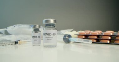 COVID-19 'a karşı aşı, koronavirüs aşısı ve yakınlardaki çeşitli şırıngalara karşı aşı, tıbbi gereçler, koruyucu maske, ilaçlar, haplar geliştirildi, SARS-COV-2