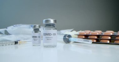 COVID-19 'a karşı aşı, koronavirüs aşısı ve yakınlardaki çeşitli şırıngalara karşı aşı, tıbbi gereçler, koruyucu maske, ilaçlar, haplar geliştirildi, SARS-COV-2