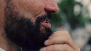 Bir adamın yüzünün yakın çekimi, sakallı yaşlı bir adamın portresi, yüzünün alt kısmı yakın plan, sokakta duran bir iş adamının kafası, kameraya bakıyor, yavaş çekim..