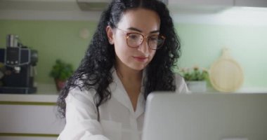 Kadın 100 'e para yatırıyor, kârı da nakit olarak sayıyor. Vietnam çadırı faturalarını sayan ya da nakit olarak para ödeyen eller. Yatırım, başarı, finansal beklentiler ya da kariyer büyümesi kavramı.