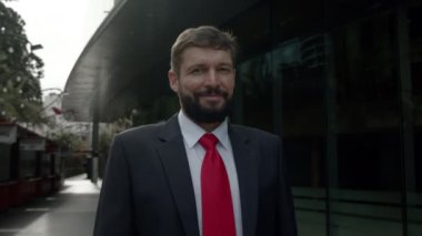 Şehir merkezinde orta yaşlı, başarılı bir işadamının portresi bir iş toplantısını bekliyor. İş ortaklarıyla iş görüşmesi, iletişim ve başarı için saatine bakıyor.