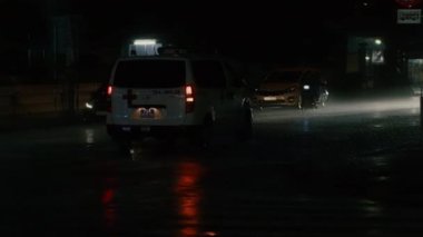 Vilayet, Vietnam, 30 Eylül 2021 Bir ambulans sirenli ve çalışan bir stroboskop ile hareket ediyor Ve acil durum çağrısı gece şiddetli yağmur altında çağrıya hareket ediyor.