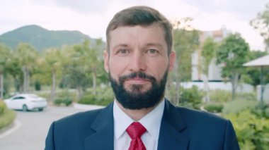 Caddedeki kıdemli sakallı, gülümseyen iş adamı portresi. Yakışıklı son sınıf mutlu iş adamı portresi.