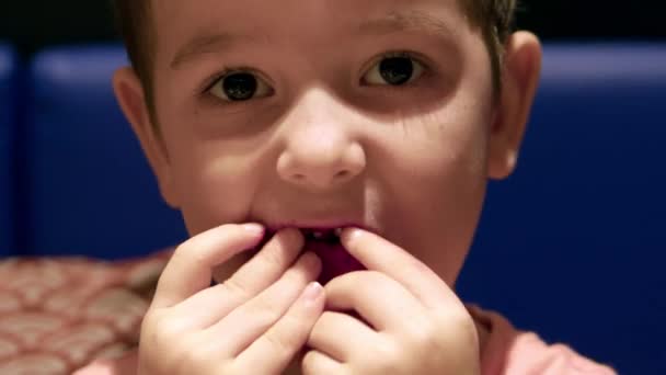 작은 귀여운 자녀가 식탁에 앉아서 여러 가지 과일을 먹으며, 아기는 기꺼이 먹는다. 행복 한 어린 시절에 대한 개념. — 비디오