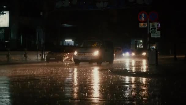 Una ambulancia covid que se mueve con sirenas con un estroboscopio de trabajo y una señal de llamada de emergencia en la calle de la ciudad por la noche en caso de fuertes lluvias se precipitan a la llamada.Provincia, Vietnam, 30 de septiembre de 2021 — Vídeos de Stock