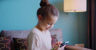 Genç nesil, modern kablosuz teknoloji, aşırı alet kullanımı, çocuk güvenliği için internet kavramında ebeveyn kontrol yazılımı kullanıyor. 8s Girl 'de telefon oyunu oynanıyor, eğitim uygulamasının tadını çıkarıyor, evde online zaman geçiriyor.