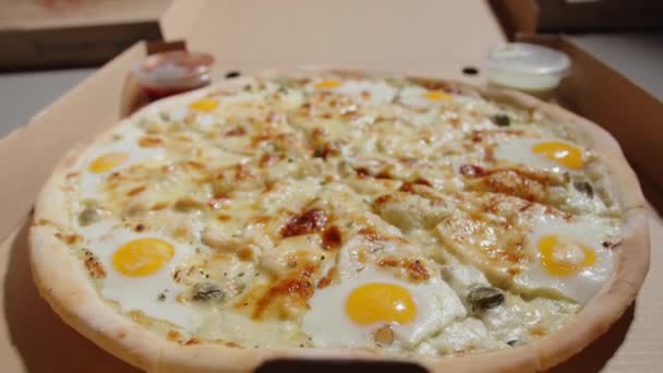 Zoom de primer plano en una pizza grande de pepperoni. — Vídeos de Stock