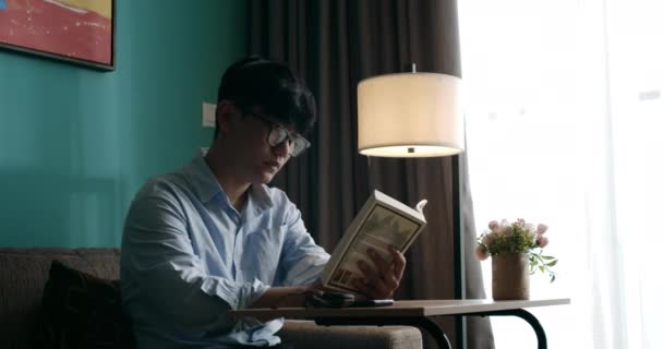 Jovem atraente asiático vietnamita homem está ocupado trabalhando aprendizagem no livro de mesa em casa analista de dados, cientista de ciência de dados para negócios. — Vídeo de Stock