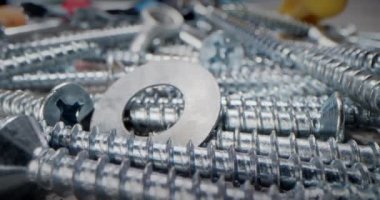 Tahtayı vidayla delmeye son derece yakın. Makro vidaları, vidaları, cıvataları ve cıvata parçalarını bir yığın bağlayıcı ile kapatır. Makro için vida kavramı, çelik vidalar.