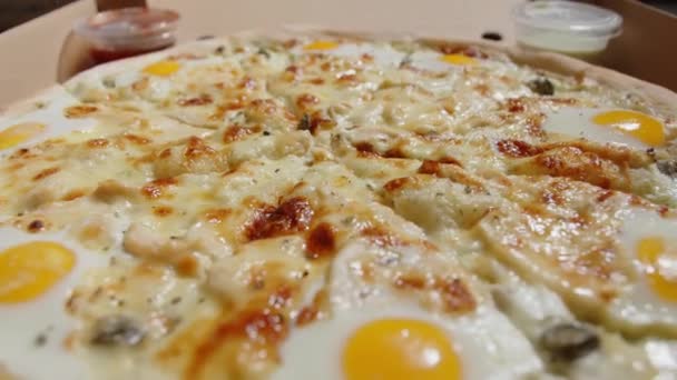 O conceito de serviços de catering e entrega. Close-up zoom em uma pizza grande pepperoni. — Vídeo de Stock