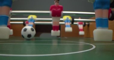 Profesyonel Futbolcular gol atmak için paslarını oynuyorlar. Uluslararası Şampiyonada Etkileyici Profesyonel Maç.