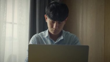 Genç, çekici Asyalı Vietnamlı iş bilgisayarı ya da evde bilgisayardaki akıllı tablet serbest veri analisti, iş dünyasından veri bilimci.