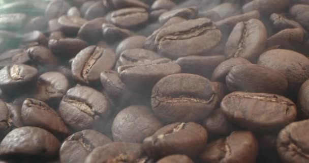 Gros plan des graines de café. Les grains de café parfumés sont torréfiés fumée provient de grains de café. — Video