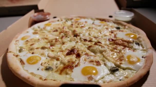 Close-up zoom in pada pizza pepperoni besar. — Stok Video